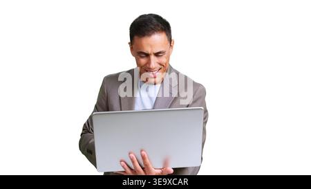 Mann lächelt und arbeitet intensiv an einem Laptop-Computer Stockfoto