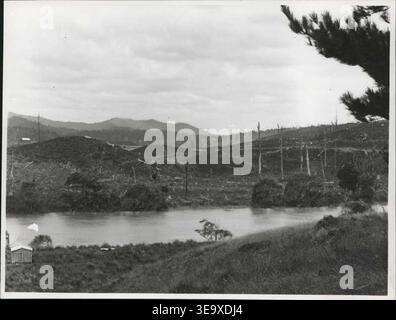 Henry Winkelmann (Daten unbekannt) war ein Fotograf, der Anfang des 20. Jahrhunderts in Neuseeland tätig war. Dieses Panoramafoto, das 1912 aufgenommen wurde, erfasst den Blick von Hemphills Haus in Omana, Bezirk Kaipara. Das Archivbild spiegelt die ländliche Landschaft Neuseelands während dieser Zeit wider und zeigt die natürliche Umgebung und die Entwicklung des Gebiets um die frühen 1900er Jahre Stockfoto