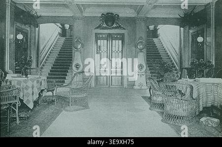 Das Innere eines Herrenhauses mit einer Halle mit zwei Treppen, Anfang des 20. Jahrhunderts. Das Foto zeigt das große architektonische Design eines Herrenhauses mit seinem beeindruckenden Treppensystem und der eleganten Halle. Stockfoto