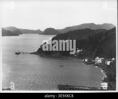 Dieses Foto aus dem Jahr 1904 von Christie's Laden zeigt die Gemeinde Whangaroa, die einen anderen Winkel des Stadtbildes und der umliegenden Landschaft einnimmt. Stockfoto