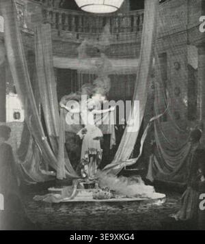 Diese Fotografie von Mario von Bucovich aus dem Jahr 1928 zeigt das Seidenhaus Michels, ein prominentes Seiden- und Stoffgeschäft in Berlin, das die kommerzielle Seite der Wirtschaft der Weimarer Republik zeigt. Stockfoto