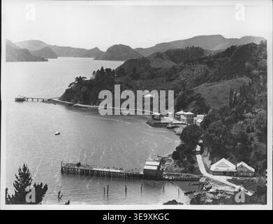 Dieses Foto wurde während der 4. Kreuzfahrt von Ilex im Jahr 1906 aufgenommen und zeigt die Gemeinde Whangaroa von oberhalb von Christie's Laden aus und bietet einen einzigartigen Blick auf die Stadt. Stockfoto