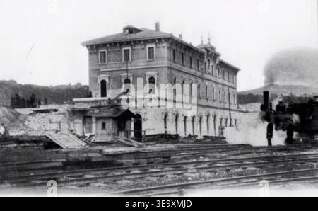 Der neue Bahnhof Arona wurde zwischen 1900 und 1905 gebaut. Dieses Archivfoto bietet einen Blick auf die Baustelle des Bahnhofs, aufgenommen von der Gleisanordnung des alten Bahnhofs am See. Das Bild bietet eine historische Momentaufnahme der italienischen Eisenbahnentwicklung und Architekturprojekte des frühen 20. Jahrhunderts. Stockfoto