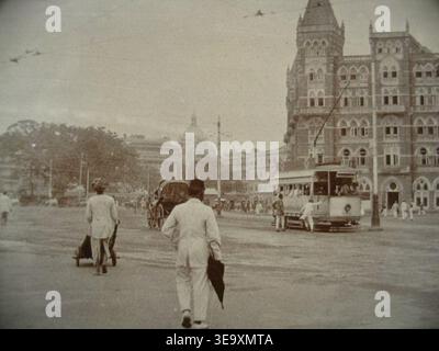 Dieses Bild aus dem persönlichen Fotoalbum eines britischen Soldaten bietet einen Blick auf das Straßenleben in Bombay des frühen 20. Jahrhunderts. Das Bild zeigt die lebhafte Hektik der indischen Straßen während der britischen Kolonialzeit. Stockfoto