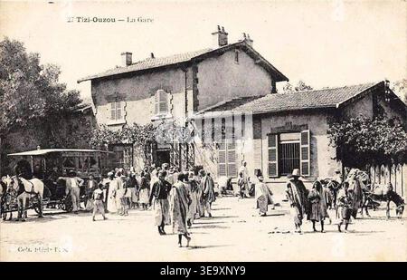 Dieses Archivbild aus der Zeit um 1900 zeigt den Gare de Tizi Ouzou, einen der wichtigsten Bahnhöfe Algeriens. Er unterstreicht die Rolle des Bahnhofs im algerischen Eisenbahnnetz des frühen 20. Jahrhunderts. Stockfoto