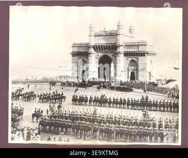 Amanullah Khan (1892–1960) war von 1919 bis 1929 König von Afghanistan. Das Gateway of India in Mumbai (1924 fertiggestellt) war 1928 Gastgeber seines Besuchs. Der historische Fotodruck dokumentiert den königlichen Besuch und die umliegende Kolonialarchitektur. Stockfoto
