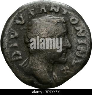 Antoninus Pius (86–161 n. Chr.) war ein römischer Kaiser, der für seine friedliche Herrschaft bekannt war. Die Münze Denar RIC 436, geprägt zwischen 161 und 180 n. Chr., zeigt das Porträt des Kaisers. Das Archivfoto zeigt das Porträt von Antoninus Pius auf dieser Münze, ein prominentes Beispiel der römischen kaiserlichen Numismatik. Stockfoto