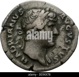 Der *Denar RIC 161* ist ein römischer Denar, der zwischen 125 und 128 n. Chr. während der Regierungszeit von Kaiser Hadrian (117–138 n. Chr.) geprägt wurde. Die Münze zeigt die Vorderseite mit einem Porträt des Kaisers, einer ikonischen Darstellung von Hadrian. Stockfoto