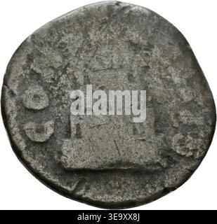 Die Rückseite der Münze Denar RIC 436, geprägt zwischen 161 und 180 n. Chr. während der Herrschaft des Kaisers Antoninus Pius, zeigt eine römische Gottheit. Dieser silberne Denar mit religiösen und kaiserlichen Symbolen wurde für den Handel und als Darstellung der kaiserlichen Macht verwendet. Das Archivfoto zeigt das umgekehrte Design der Münze. Stockfoto
