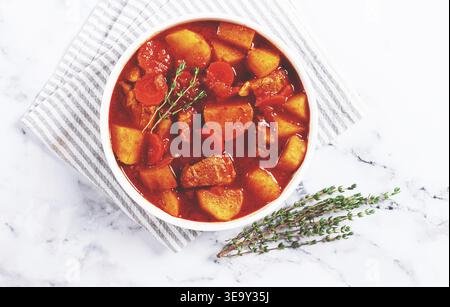 Fleischgulasch mit Kartoffeln und Karotten, Paprika, in einem Topf, Blick von oben, traditionelle ungarische Suppe, hausgemacht, keine Leute Stockfoto