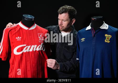 Ein Mitarbeiter von Propstore sieht sich Steve Nikols Match-getragenes Scotland gegen England 1988 Rous Cup Trikot (EST 1.000–£ 2.000) zusammen mit seinem Match getragenen Liverpool gegen Everton 1989 FA Cup Abschlussshirt (EST 3.000–£ 6.000) an, während er eine Vorschau auf den bevorstehenden Steve Nicol-Verkauf im Propstore in Rickmansworth, Hertfordshire, vorstellt 0001. Bilddatum: Dienstag, 14. April 2026. Stockfoto