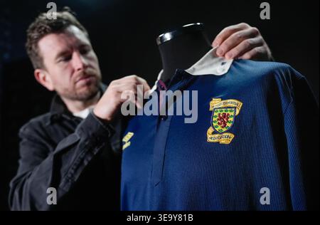 AM 21. APRIL 0001 WURDE Ein Mitarbeiter von Propstore bei einer Vorschau auf den bevorstehenden Steve Nicol-Verkauf von Erinnerungsstücken im Propstore in Rickmansworth, Hertfordshire, AUF das Endtrikot Liverpool gegen Everton 1989 FA Cup (EST 3.000–6.000 £) von Steve Nicol aufmerksam gemacht. Bilddatum: Dienstag, 14. April 2026. Stockfoto