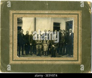Nurgali Nadeev (1885–1962) wird mit Kollegen in den 1930er Jahren während der Sowjetzeit gezeigt. Dieses Foto zeigt Nadejews Berufsleben und seine Beiträge zur sowjetischen Gesellschaft. Stockfoto