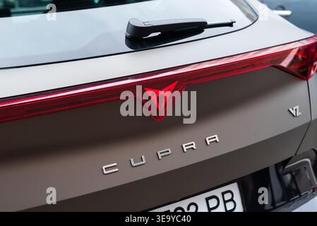Kiew, Ukraine - 31. Juli 2025: Nahaufnahme eines CUPRA VZ Elektroautos hinten mit beleuchtetem rotem Logo und Rücklicht, modernem Design, umweltfreundlichem Design Stockfoto