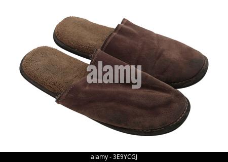 Paar braune Hausschuhe aus Wildleder auf isoliertem weißem Hintergrund. Bequemes Schuhwerk für den Innenbereich zu Hause. Warmes Fuzzy-Futter in Freizeitschuhen Stockfoto