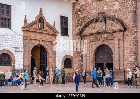 Cusco, Peru - 22. März 2025: Gruppe von Touristen vor dem Eingang zum Kloster von Santo Domingo und Coricancha in Cusco Stockfoto