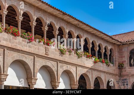 Cusco, Peru - 22. März 2025: Zentraler Innenhof des Klosters Santo Domingo und Qorikancha Inka Tempel in Cusco, Peru Stockfoto