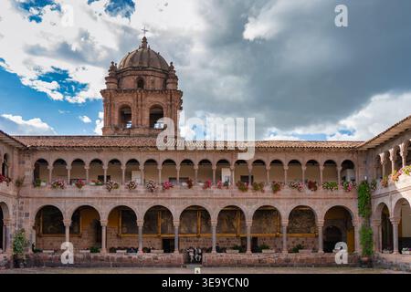 Cusco, Peru - 22. März 2025: Zentraler Innenhof des Klosters Santo Domingo und Qorikancha Inka Tempel in Cusco, Peru Stockfoto