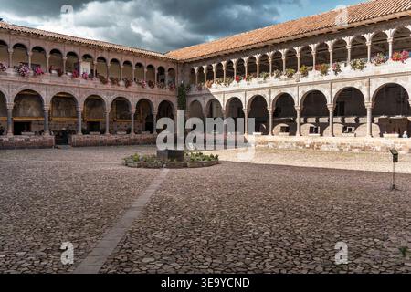 Cusco, Peru - 22. März 2025: Zentraler Innenhof des Klosters Santo Domingo und Qorikancha Inka Tempel in Cusco, Peru Stockfoto