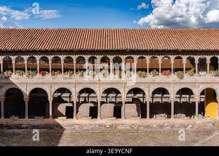 Cusco, Peru - 22. März 2025: Zentraler Innenhof des Klosters Santo Domingo und Qorikancha Inka Tempel in Cusco, Peru Stockfoto
