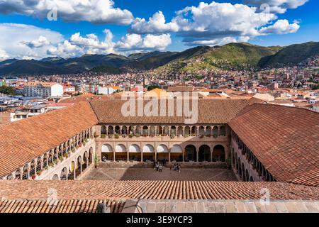 Cusco, Peru - 22. März 2025: Zentraler Innenhof des Klosters Santo Domingo und Qorikancha Inka Tempel in Cusco, Peru Stockfoto