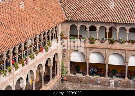 Cusco, Peru - 22. März 2025: Zentraler Innenhof des Klosters Santo Domingo und Qorikancha Inka Tempel in Cusco, Peru Stockfoto