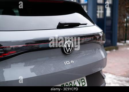 Kiew, Ukraine. 19. Januar 2024. Rückansicht graues Volkswagen ID.4 vollelektrisches SUV-Coupé-Logo. Stockfoto