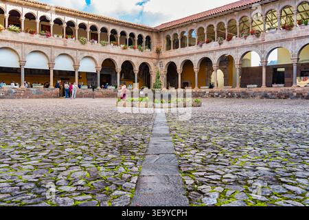 Cusco, Peru - 22. März 2025: Zentraler Innenhof des Klosters Santo Domingo und Qorikancha Inka Tempel in Cusco, Peru Stockfoto