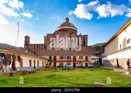 Cusco, Peru - 22. März 2025: Die große Steinkuppel der Kirche und des Klosters von Santo Domingo (erbaut über dem Coricancha-Tempel) in Cusco Stockfoto
