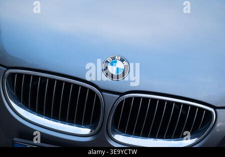 Kiew, Ukraine - August 2023: Emblem von BMW i in blau dunkler Kante auf der Motorhaube Nahaufnahme Stockfoto