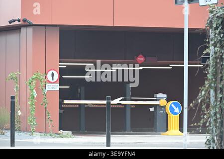 Unterirdische Parkeingangsrampe mit Barrieretor im Stadtgebäude Stockfoto