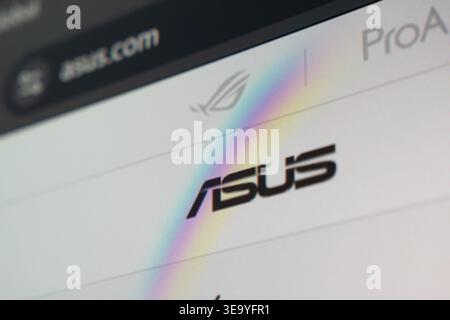18. April 2026 - Taschkent, Usbekistan: Nahaufnahme der Asus-Website auf einem digitalen Bildschirm mit Logo- und Oberflächenelementen. Stockfoto