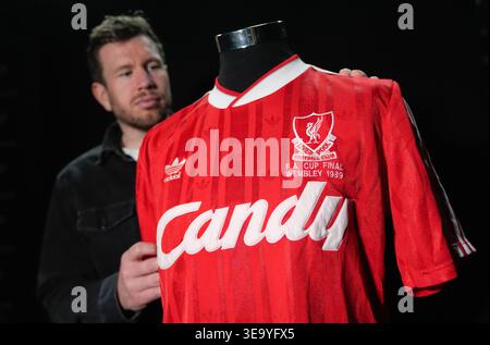 AM DIENSTAG, 21. APRIL 0001, WIRD Ein Mitarbeiter von Propstore sich Steve Nicol's Endtrikot Liverpool gegen Everton 1989 FA Cup ansehen (Est. 3.000 £ - 6.000 £) während einer Vorschau auf den bevorstehenden Steve Nicol-Verkauf von Erinnerungsstücken im Propstore in Rickmansworth, Hertfordshire. Bilddatum: Dienstag, 14. April 2026. Stockfoto