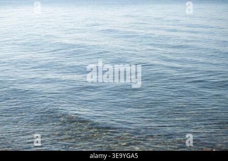 Wellen auf dem Meer. Hintergrund der Meeresoberfläche. Stockfoto