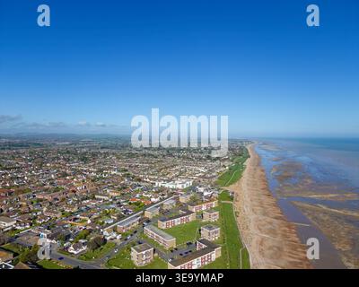 Drohnenansicht der englischen Südküste mit Blick auf das Meer, die Küste und den Strand bei Ebbe an einem sonnigen Frühlingstag über Rustington, England, Großbritannien. Stockfoto