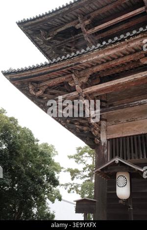 Altes japanisches Tempeldach mit kunstvoller Holzkonstruktion und traditioneller Laterne Stockfoto