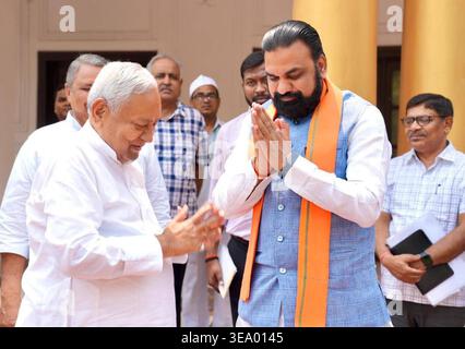PATNA, INDIEN - 18. APRIL: Treffen des ehemaligen Bihar-Ministerpräsidenten Nitish Kumar mit Bihar-Ministerpräsidenten Samrat Choudhary um 5 Uhr, Deshratna Marg am 18. April 2026 in Patna, Indien. Foto: Santosh Kumar/Hindustan Times Bihar-Ministerpräsident Samrat Choudhary trifft in Patna den ehemaligen Bihar-Ministerpräsidenten Nitish Kumar Stockfoto