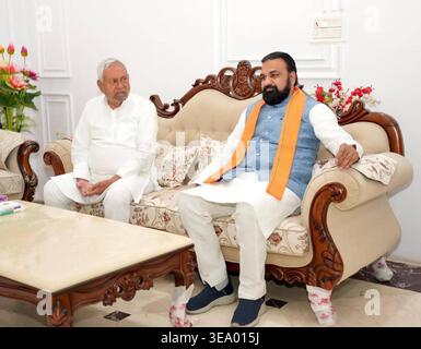 PATNA, INDIEN - 18. APRIL: Treffen des ehemaligen Bihar-Ministerpräsidenten Nitish Kumar mit Bihar-Ministerpräsidenten Samrat Choudhary um 5 Uhr, Deshratna Marg am 18. April 2026 in Patna, Indien. Foto: Santosh Kumar/Hindustan Times Bihar-Ministerpräsident Samrat Choudhary trifft in Patna den ehemaligen Bihar-Ministerpräsidenten Nitish Kumar Stockfoto