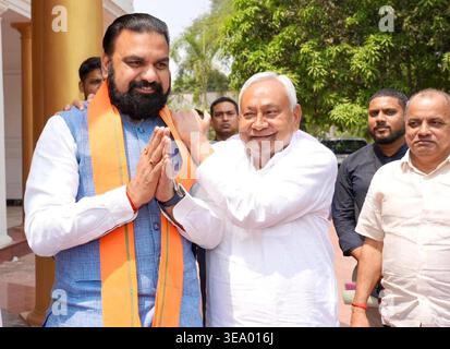 PATNA, INDIEN - 18. APRIL: Treffen des ehemaligen Bihar-Ministerpräsidenten Nitish Kumar mit Bihar-Ministerpräsidenten Samrat Choudhary um 5 Uhr, Deshratna Marg am 18. April 2026 in Patna, Indien. Foto: Santosh Kumar/Hindustan Times Bihar-Ministerpräsident Samrat Choudhary trifft in Patna den ehemaligen Bihar-Ministerpräsidenten Nitish Kumar Stockfoto