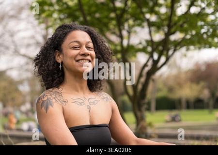 Glückliche schwarze Frau, die draußen lächelt und die Freiheit genießt Stockfoto