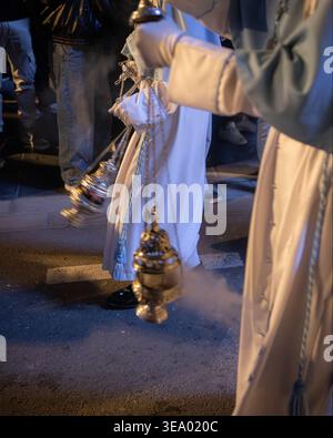 Weihrauchträger während der Karwoche-Nachtprozession in AlmerÃ­a, Spanien Stockfoto