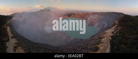 Panoramablick auf den aktiven Vulkan und den Kratersee in Indonesien Stockfoto