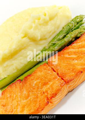 Gegrillter Lachs mit Sauce und Gemüse auf einem Teller Stockfoto