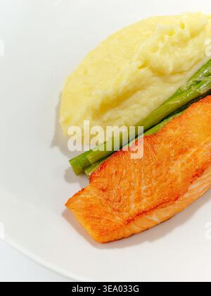 Gegrillter Lachs mit Sauce und Gemüse auf einem Teller Stockfoto