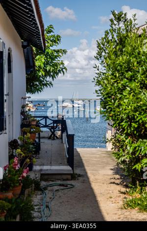 Le Canon, Lège-Cap-Ferret (Südwestfrankreich): austernhütten des Austernbauerndorfes entlang der Uferpromenade in der Bucht von Arcachon mit Aussicht Stockfoto
