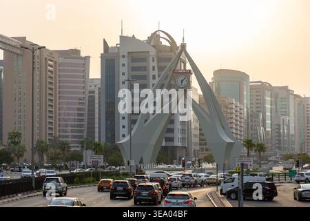 Erhöhter Blick auf den starken Verkehr, der sich dem berühmten Deira Clocktower Monument bei Sonnenuntergang in Dubai, Vereinigte Arabische Emirate nähert. Stockfoto