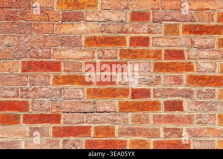 Alte rote Steine in der Wand als kreativer Hintergrund Stockfoto