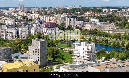 Rennes (Bretagne, Nordwestfrankreich): Aus der Vogelperspektive blickt man auf die Innenstadt vom aufstrebenden Stadtviertel Plaine de Baud. Residenti Stockfoto