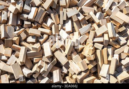 Holzwürfel als kreativer Hintergrund. Viele Würfel Stockfoto