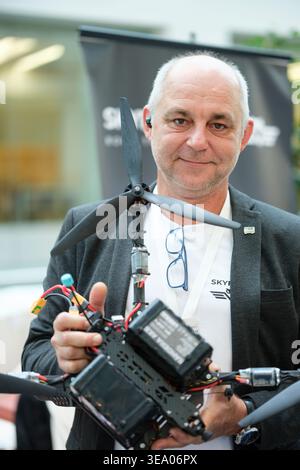 Belgien, Brüssel, 17. September 2025: Skyriper-CEO Anton Porteskov stellt seine Kampfdrohne, eine taktische NATO-Klasse-I-UAV, im Berlaymont bui vor Stockfoto